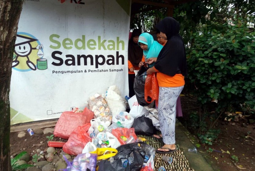 Rumah Zakat Gelar Senam Sehat dan Sedekah Sampah di Makassar