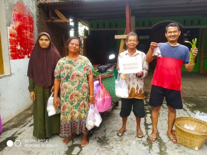 Rumah Zakat gulirkan program Borong Berbagi untuk membantu pedagang kecil.