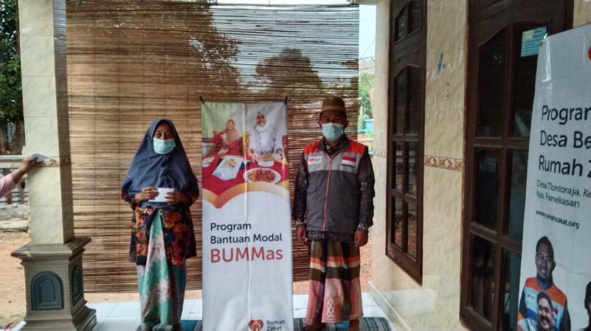 Rumah Zakat hadir memberikan bantuan modal usaha kepada para anggota BUMMas CERIA yang diwakili oleh Halima, seorang penjual gorengan/ ote-ote keliling di Dusun Oro Barat, Desa Tlontoraja, Kabupaten Pamekasan.