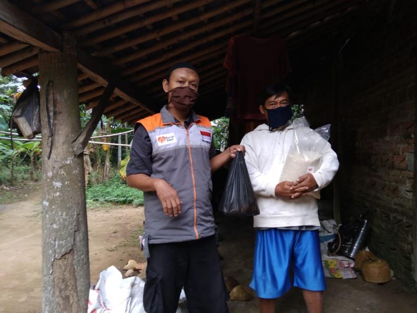 Rumah Zakat hadir untuk membantu meringankan beban masyarakat dengan membagikan paket sembako kepada warga Desa Bapangsari, Kecamatan Bagelen, Kabupaten Purworejo pada Senin (18/5).