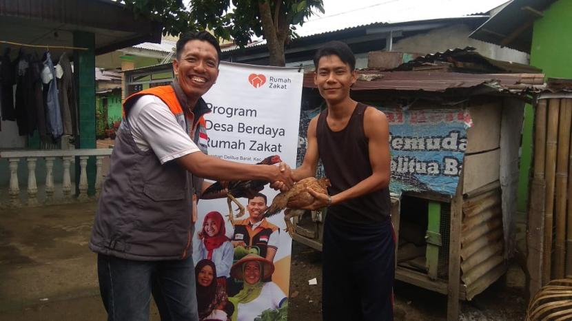Rumah Zakat ikut berpartisipasi dalam program kesiapan ketahanan pangan di masyarakat dalam bentuk pemberian bantuan bibit ternak ayam kepada warga Sihite 2 Kecamatan Diloksangul, Rabu (22/7). 