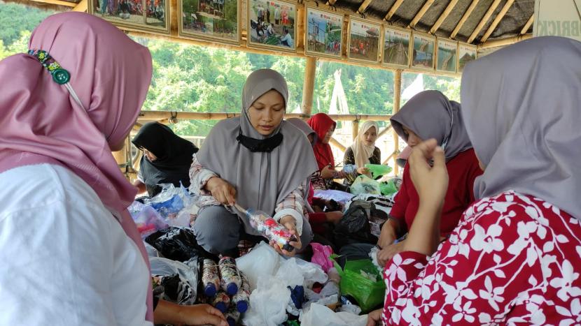 Rumah Zakat inisiasi progran ecobrik di kawasan konservasi mangrove.