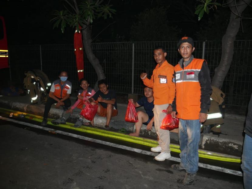 Rumah Zakat Jakarta mendukung kebutuhan asupan makanan tenaga pemadam kebakaran yang kelelahan setelah memadamkan kebakaran di Jalan Raya Penggilingan No.1 RT 07/RW 01 (PT. Wintrad Djaya) Kelurahan Cakung Barat, Kecamatan Cakung, Jakarta Timur.