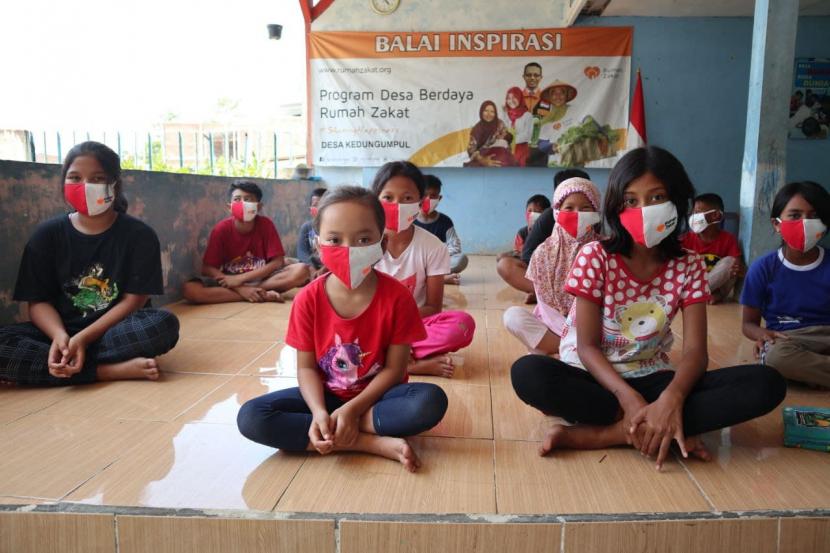 Rumah Zakat juga membagikan masker Merah Putih dan perlengkapan sekolah untuk merayakan kemerdekaan RI ke-76.