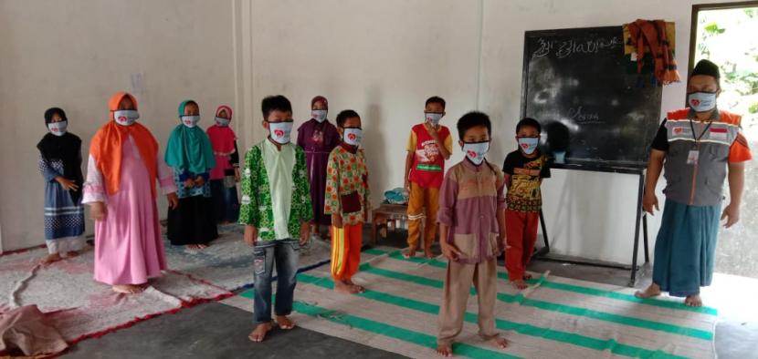  Rumah Zakat juga terus berupaya melakukan upaya pencegahan dengan memberikan masker gratis serta pengadaan alat cuci tangan hasil kerjasama penerima manfaat dengan Kopsyah MDI kepada masyarakat. 