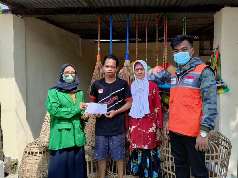 Rumah Zakat Kediri melakukan penyaluran modal usaha yang berlokasi di Rembang, Kecamatan Ngadiluwih, Kabupaten Kediri pada Rabu (5/1/2022). Salah satu penerima manfaat bantuan sembako dan modal usaha adalah Mbah Sumini, seorang lansia yang berusia 72 tahun.