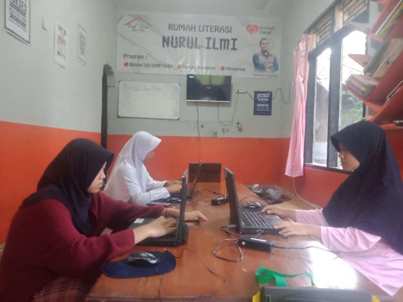  Rumah Zakat kembali adakan kegiatan bimbingan belajar komputer di Rumah Literasi Nurul Ilmi, Kampung Babakan, Pandeglang, Banten. 