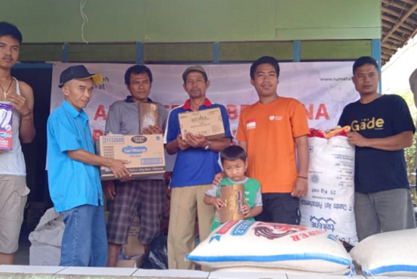 Rumah Zakat kembali bantu korban banjir bandang di Kampung Cigobang, Lebak, Banten.