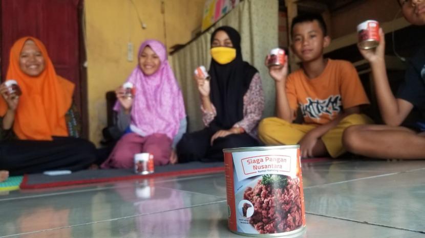 Rumah Zakat kembali membagikan kornet Superqurban kepada anak- anak yang sedang mengikuti pembelajaran Jarak Jauh (PJJ) di Rumah Baca Rastra Aksara yang terletak di Dusun Ngulakan, Desa Kedungumpul, Kecamatan Kandangan.
