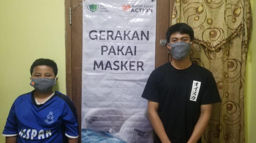 Rumah Zakat kembali membagikan masker untuk masyarakat. Melalui gerakan Pakai Masker (GPM), kali ini Sabtu (22/8) Rumah Zakat mengajak para pemuda untuk melakukan pembagian masker ini.