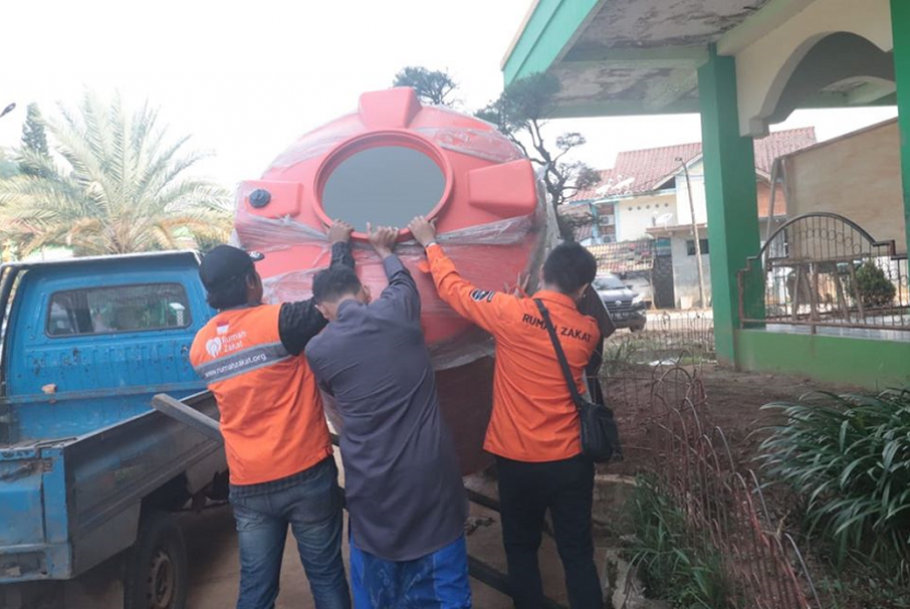 Rumah Zakat kembali membantu memberikan akses air bersih. Kini mereka memberikan bantuan toren untuk Pondok Pesantren Latansa, Lebak, Banten.