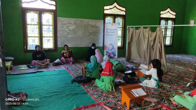 Rumah Zakat kembali memberikan bantuan berupa Lehar untuk 15 anak TPA Ar Rozaq di Desa Binaan Pasar Lama, Kecamatan Muaradua, Selasa (25/8).