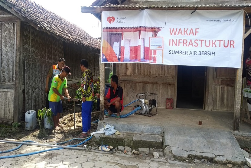 Rumah Zakat kembali memberikan bantuan sumur dan infrastruktur sarana air bersih pada Rabu (04/07) di Kecamatan Suradadi, Kabupaten Tegal. Ini merupakan bantuan kedua Rumah Zakat di kabupaten Tegal tepatnya Desa Harjasari.