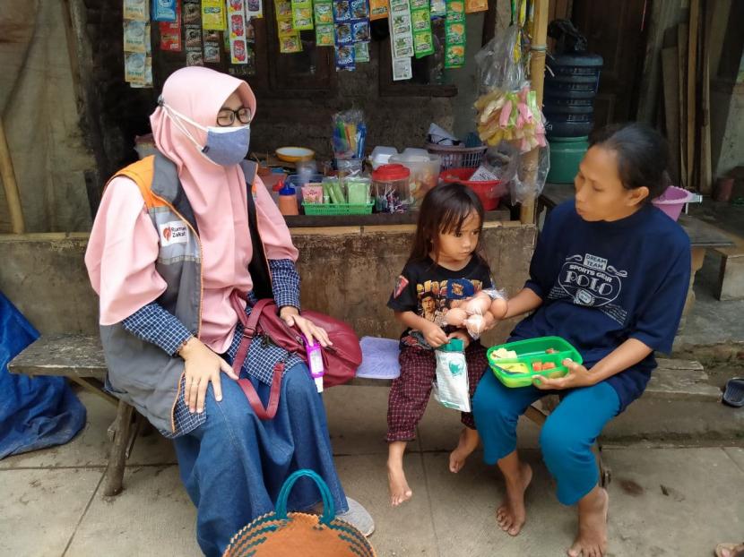 Rumah Zakat kembali memberikan support makanan tambahan untuk anak-anak yang terindikasi stunting pada Jumat (17/9), di Desa Berdaya Kubangsari, Brebes. 