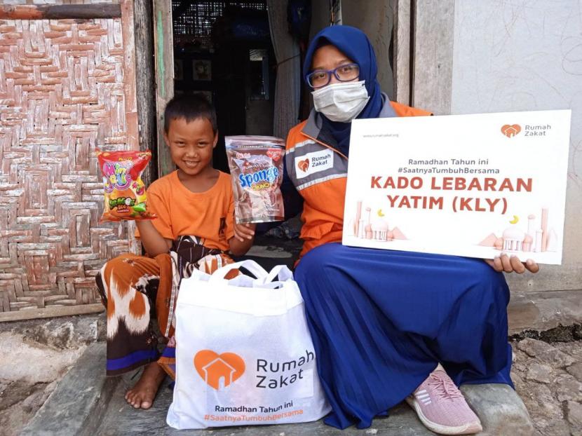 Rumah Zakat kembali menyalurkan 29 paket Kado Lebaran Yatim (KLY) kepada para anakYatim dan Dhuafa di Desa Sukajaya Lempasing, Kecamatan Teluk Pandan, Pesawaran pada Selasa (5/4/2022).