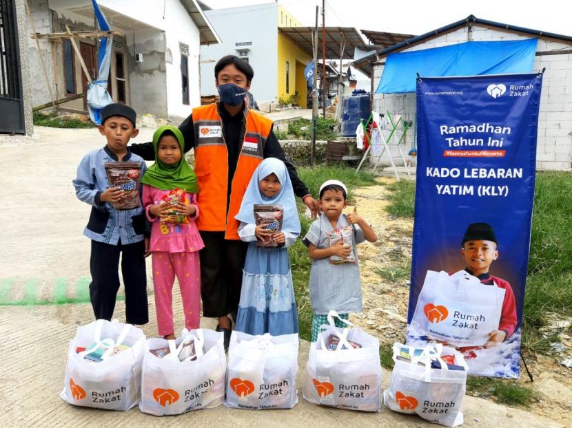 Rumah Zakat kembali menyalurkan 29 paket Kado Lebaran Yatim (KLY) kepada para anak Yatim dan Dhuafa di Desa Sukajaya Lempasing, Kecamatan Teluk Pandan, Kabupaten Pesawaran Selasa (5/4/2022).