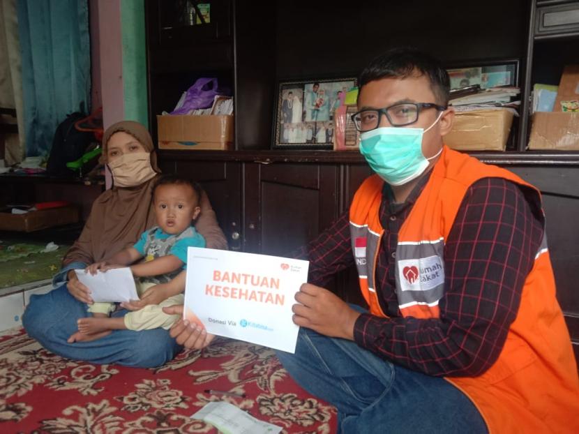 Rumah Zakat kembali menyalurkan amanah dari para donatur berupa dana bantuan kesehatan yang terkumpul melalui platform penggalangan dana Kitabisa.com untuk Syamil yang tinggal di Pacet Majalaya.