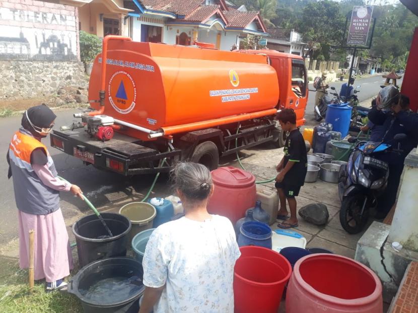 Rumah Zakat kembali menyalurkan bantuan air bersih untuk bantu warga terdampak kekeringan di Dusun Bugen Desa Geblog, Kecamatan Kaloran Kabupaten Temanggung Jawa Tengah sebanyak 20.000 Liter pada Senin (21/9).