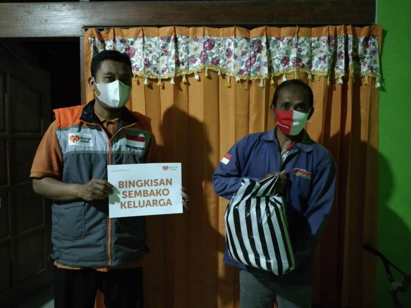 Rumah Zakat kembali menyalurkan bantuan berupa paket bingkisan sembako kepada keluarga yang terdampak pandemi di desa berdaya Boyolali, Jawa Tengah. Bantuan bingkisan sembako disalurkan pada Jumat (20/8) diberikan kepada 20 penerima manfaat.