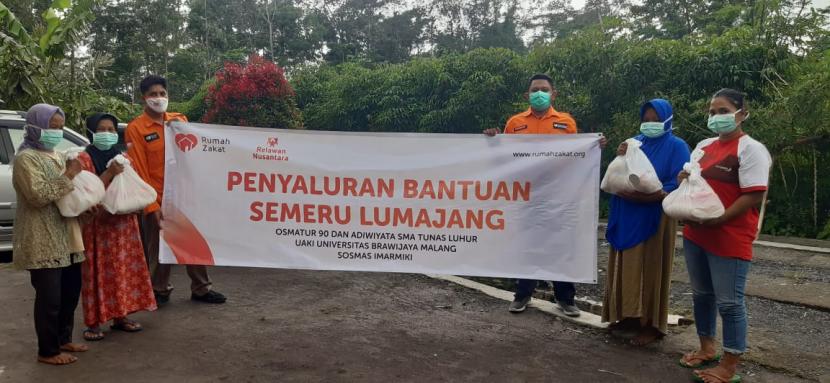 Rumah Zakat kembali menyalurkan bantuan berupa paket sembako untuk warga terdampak bencana gunung api Semeru. Sebanyak 30 paket sembako disalurkan di Dusun Sumbersari, Desa Supiturang, Kabupaten Lumajang pada Kamis (28/1) siang.