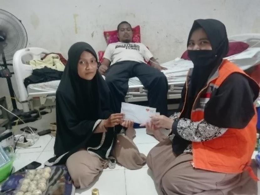Rumah Zakat kembali menyalurkan bantuan kesehatan dan juga siaga pangan. Kali ini bantuan diberikan kepada Ustadz Anang yang saat ini tengah diuji dengan sakit gagal ginjal.