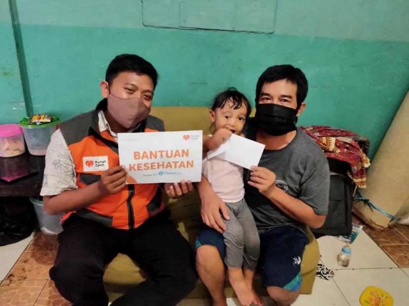 Rumah Zakat kembali menyalurkan bantuan kesehatan kepada Karimah Hasanah, seorang balita berusia 2 tahun, Jumat (18/6). 