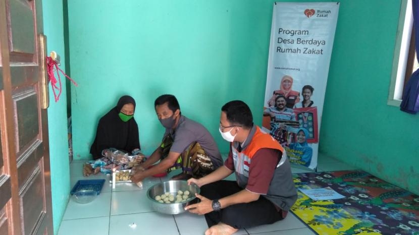 Rumah Zakat kembali menyalurkan bantuan modal usaha kepada Siti Masitah yang tinggal di Desa Jangkang, Kecamatan Dendang, Belitung Timur.