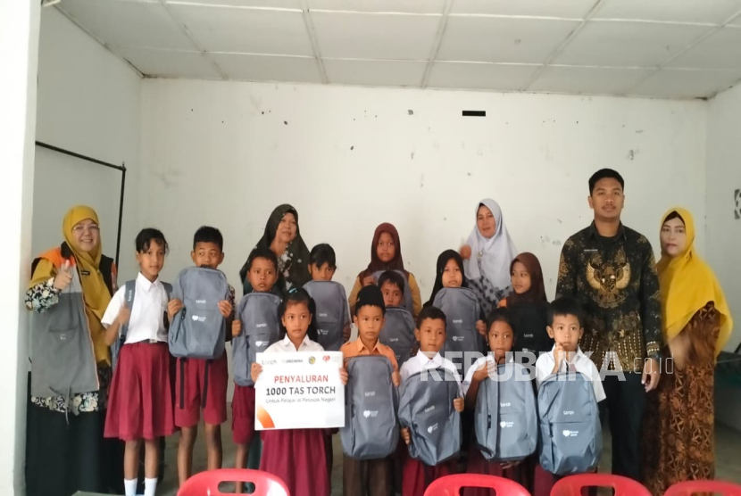Rumah Zakat menyalurkan bantuan pendidikan berupa Paket Tas Torch Rumah Zakat untuk pelajar di Nagori Sahkuda Bayu, Kecamatan Gunung Malela, Kabupaten Simalungun, Sumatera Utara. 
