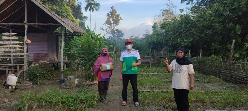  Rumah Zakat kembali menyalurkan bantuan sarana dan prasarana kepada Kelompok Kebun Gizi Sakura di yang berada di Desa Tri Kembang, Kecamatan Galing, Kabupaten Sambas. 