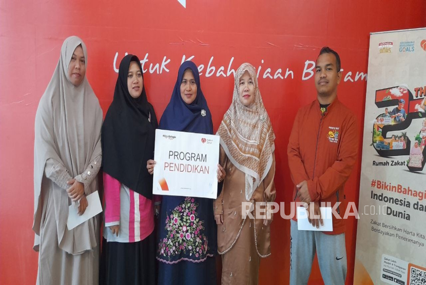 Rumah Zakat kembali menyalurkan Kado Cinta untuk guru pengajar Quran sebagai bentuk kepedulian kepada para guru Alquran.