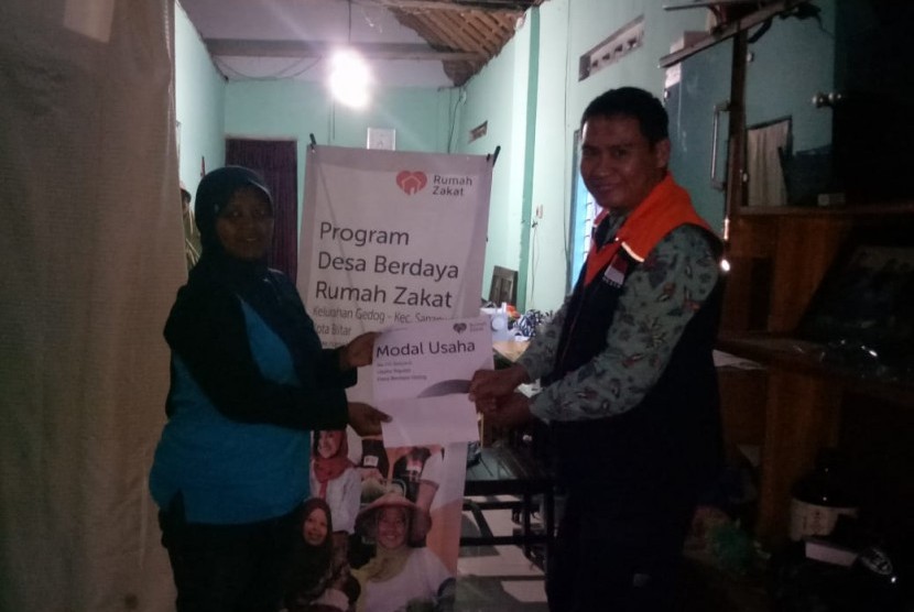 Rumah Zakat kembali menyalurkan modal  usaha kepada Iin, perajut dari Blitar.