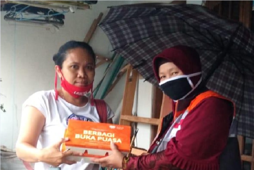 Rumah Zakat kembali menyalurkan program Berbagi Buka Puasa (BPP), kali ini kepada sejumlah warga RT 08 dan RT 09 RW 49 Griya Gejawan Indah, Balecatur Kecamatan Gamping Kabupaten Sleman Yogyakarta.