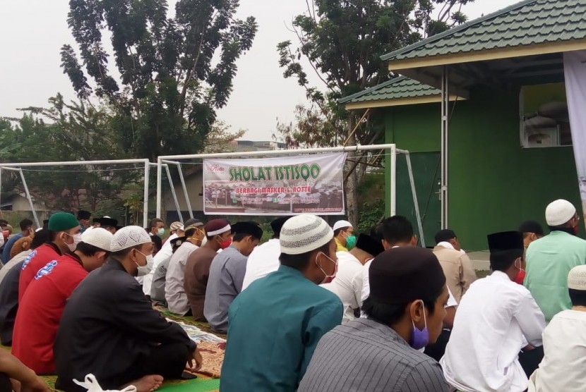 Rumah Zakat melaksanakan kegiatan sholat istisqo di lapangan R Arhanud Harapan Raya Pekanbaru.