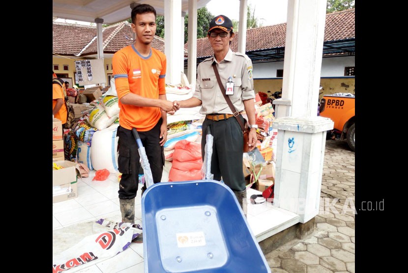 Rumah Zakat melakukan Aksi Peduli Bencana di Desa Alas Malang, Kecamatan Singojuruh, Kabupaten Banyuwangi dengan menyediakan 10 unit arco berupa kereta dorong roda satu.