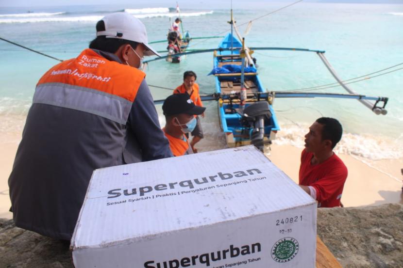 Rumah Zakat melakukan ekspedisi Superqurban menuju Pulau Pisang Pesisir Barat, Lampung. Ekspedisi ini dilakukan oleh 6 orang relawan beserta 2 orang driver pada Jum’at (9/7). Dalam agenda ini, Rumah Zakat menyalurkan bantuan kesehatan untuk seorang anak penderita kaki bengkok di Pulau Pisang.