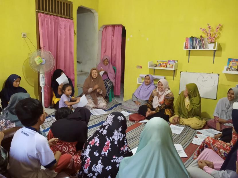 Rumah Zakat melakukan kegiatan edukasi melalui acara arisan rutin ibu-ibu Desa Pageraji, Cilongok, Banyumas Jawa Tengah. (Rumah Zakat)