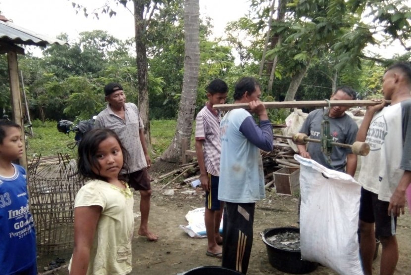 Rumah Zakat melakukan pemberdayaan peternak lele di Pemalang. 