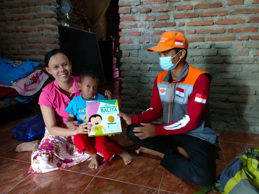 Rumah Zakat melakukan pemberian makanan tambahan di rumah warga desa berdaya Bojongsari untuk mencegah stunting.