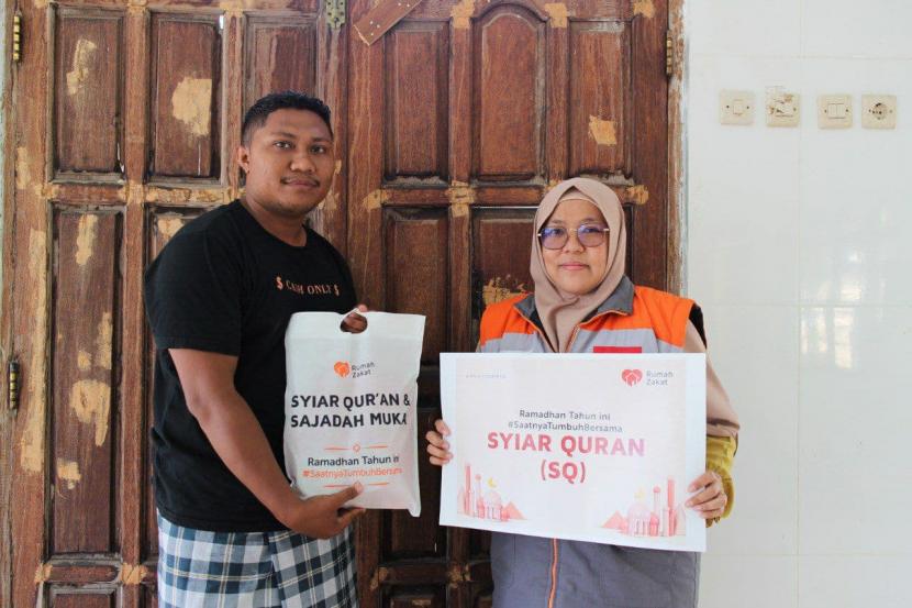 Rumah Zakat melakukan penyaluran sebanyak 17 paket paket syiar Quran dan sajadah muka untuk para mualaf, yatim dan dhuafa di dua titik lokasi di Kabupaten Sikka, Nusa Tenggara Timur.