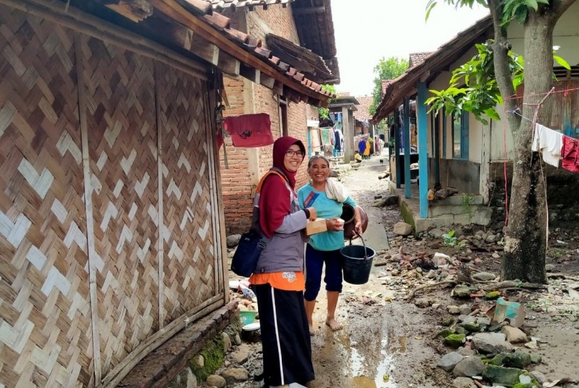 Rumah Zakat melalui Fasilitator Desa Berdaya menyalurkan kornet Superqurban di Sindangjaya.