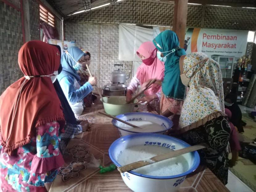 Rumah Zakat melalui Fasilitatornya mengadakan Pelatihan Pembuatan Sabun Cuci piring dan Sabun Deterjen cair pada Jumat (21/1/2022).