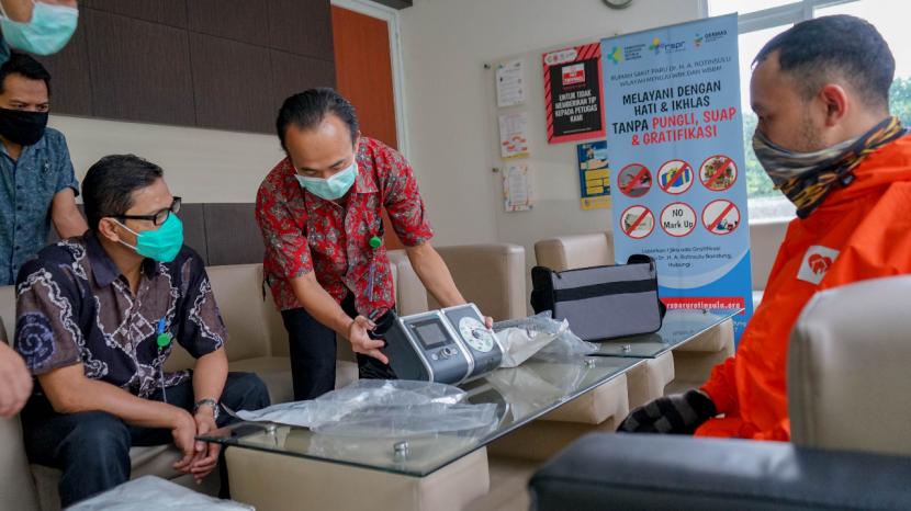 Rumah Zakat melalui gerakan Gelombang Wakaf menyalurkan ventilator untuk pasien Covid-19 ke RSP. Dr.HA Rotinsulu Bandung.