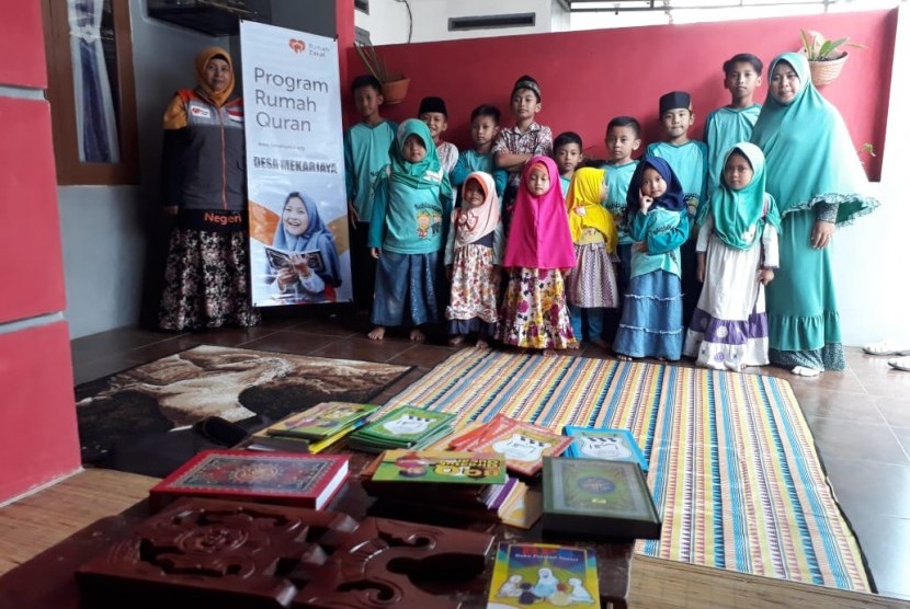  Rumah Zakat melalui Indonensia Juara Foundation menyalurkan bantuan fasilitas belajar santri kepada TPA Nabilussalam 2 Mekarjaya Sumedang. 
