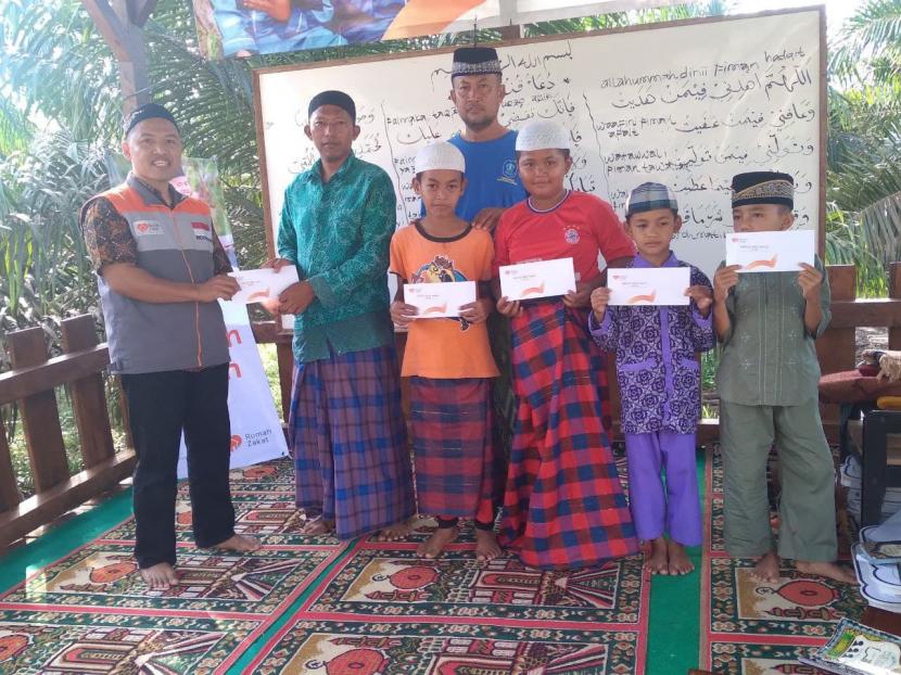 Rumah Zakat melalui program Rumah Quran memberikan bantuan untuk Gurungaji dan Santunan untuk santri yatim piatu di Pondok Quran Ar Rahman Desa Penyamun, Kecamatan Pemali, Kabupaten Bangka.