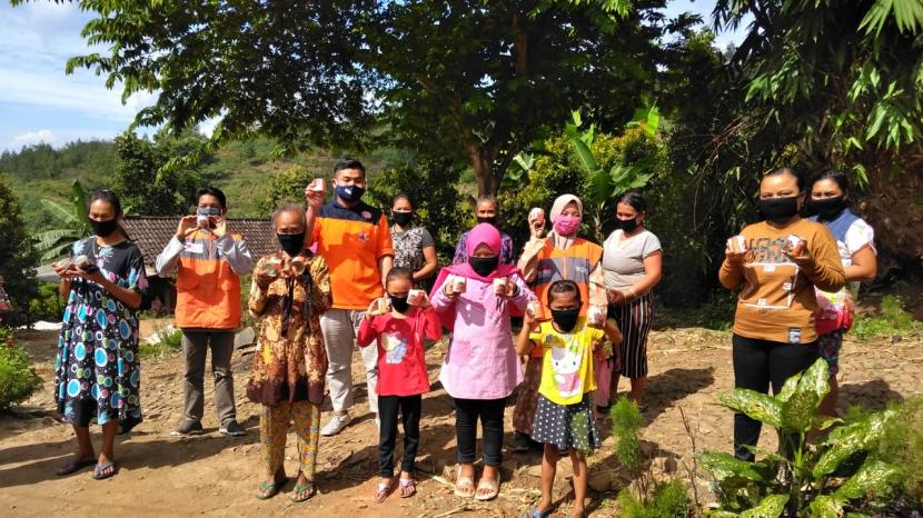 Rumah Zakat melalui program Siaga Pangan kembali menyalurkan 35 paket rendang sapi, kornet kambing, beras dan masker kepada warga di daerah Lereng Wilis tepatnya di Dusun Magersari, Desa Margopatut, Kecamatan Sawahan, Nganjuk. Dusun ini berjarak 1.5 km dari dusun lainnya.