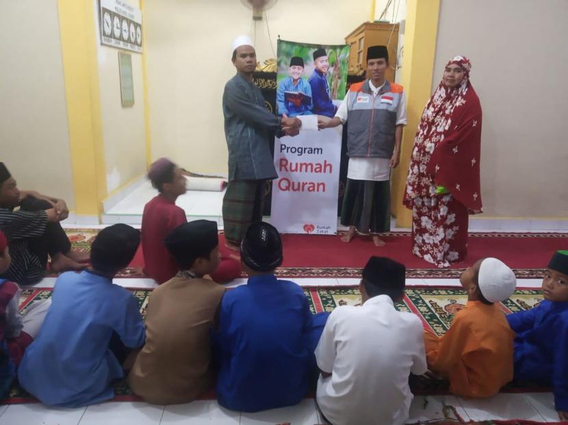 Rumah zakat melalui Relawan Inspirasi menyerahkan bantuan insentif untuk guru TPQ/ Rumah Quran Nurul Hikmah, Kelurahan Sialang Sakti, Kecamatan Tenayan Raya, Kota Pekanbaru.