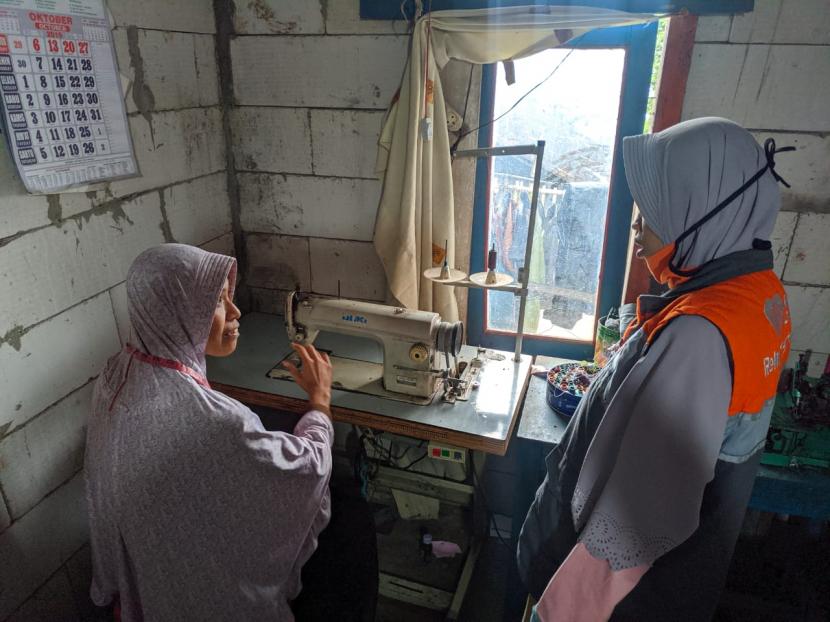 Rumah Zakat melalui relawannya berusaha membangkitkan kembali produktivitas UMKM salah satunya melalui edukasi strategi online shop kepada Penerima Manfaat (PM). 
