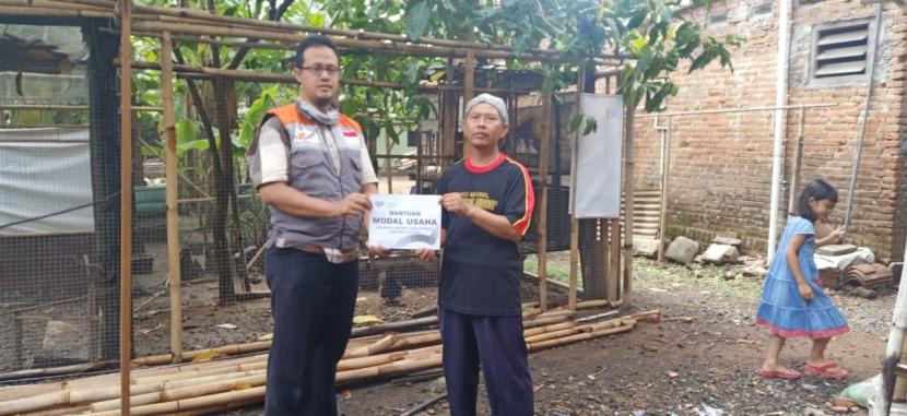 Rumah Zakat melalui Relawannya di Desa Berdaya Jepang, Bagus Pandu menyalurkan bantuan modal usaha kepada Budiyono berupa pembangunan kandang ayam dan pakan Ahad (18/10).