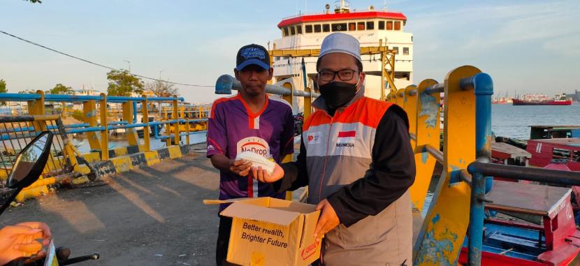 Rumah Zakat melalui relawannya di Kabupaten Bangkalan menyalurkan bantuan paket berupa handsanitizer, vitamin dan masker yang disalurkan dibeberapa titik lokasi pada Jumat (2/7).