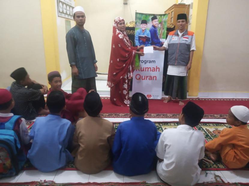 Rumah Zakat melalui relawannya kali ini menyalurkan bantuan insentif guru TPQ di Rumah Quran Nurul Hikmah.